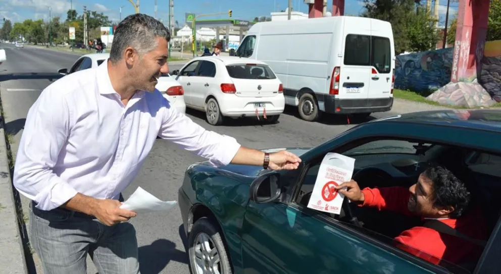 Gastón Galíndez repartió "bolsitas ecológicas"