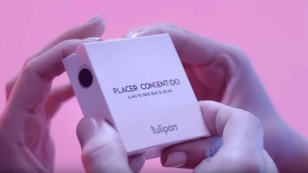 VIDEO: Lanzan un nuevo preservativo: se necesitan cuatro manos para abrir el paquete