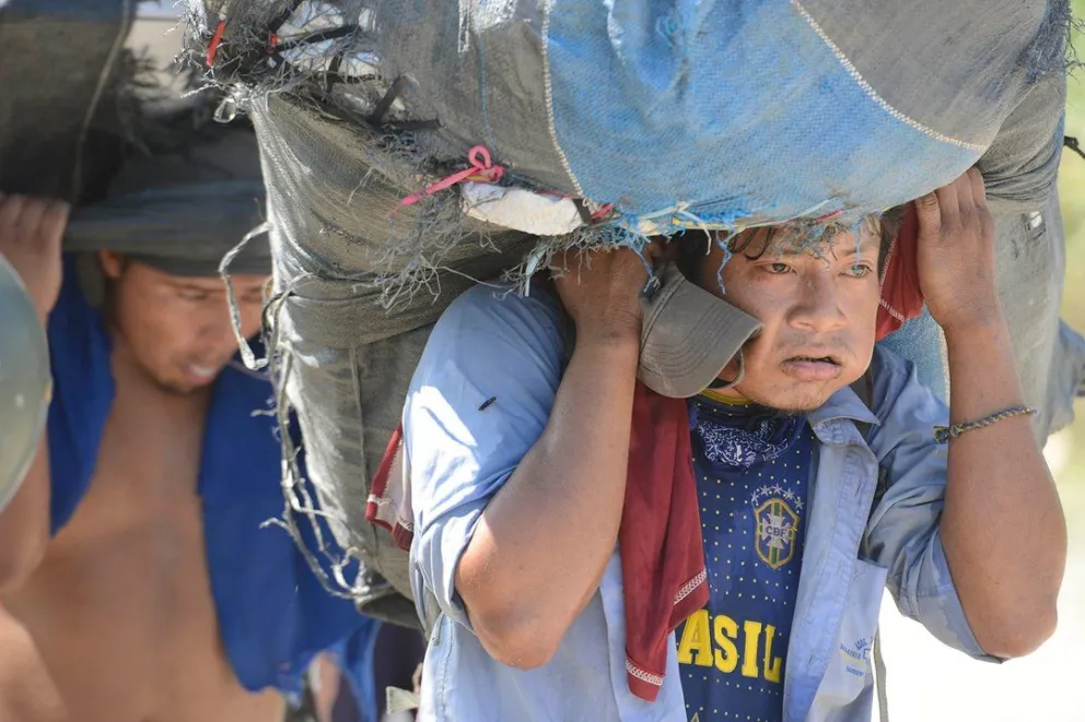 Los bagayeros de los pelos: no pueden pasar por la frontera