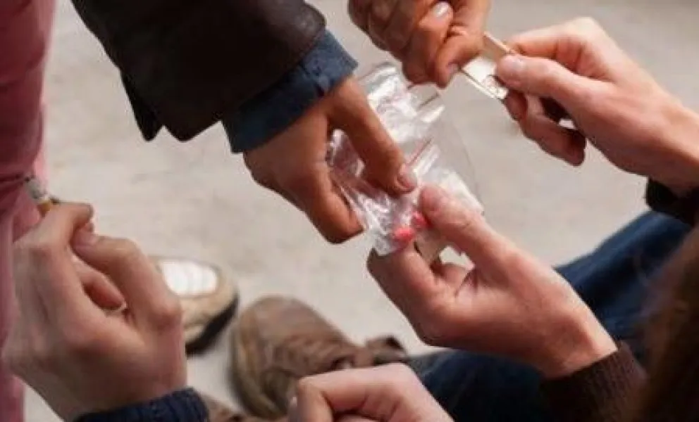 Igual los requisaron: transportaban droga en sus partes íntimas
