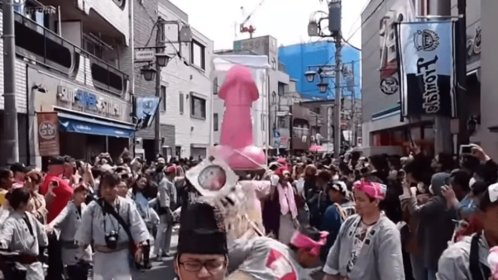 VIDEO: Festival del pene acabó con una multitud gozando en las calles