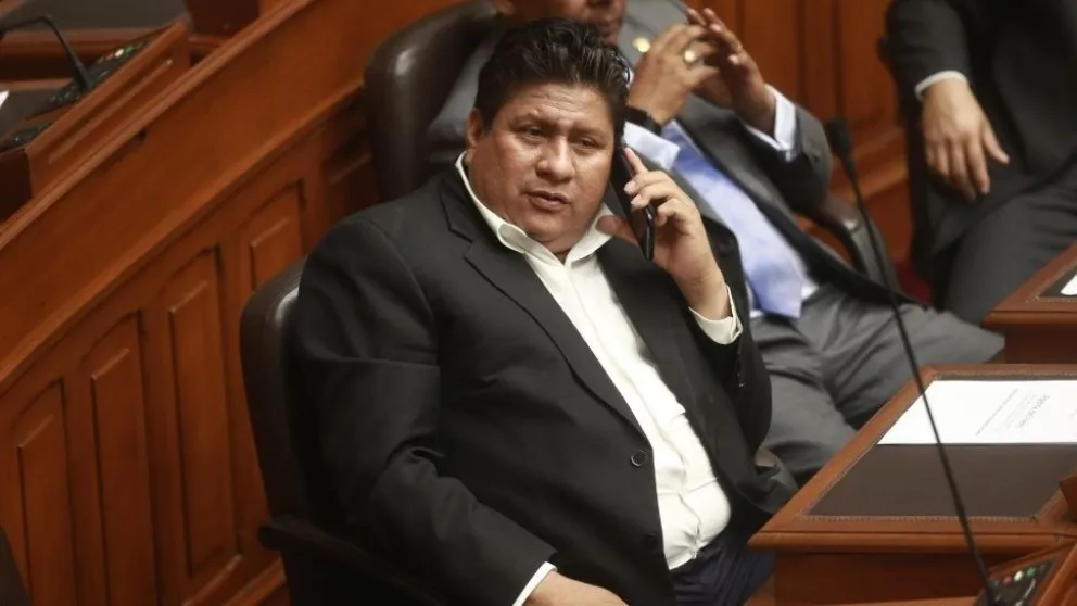 Legislador le dio "me gusta" a video porno y acabó diciendo que lo hackearon