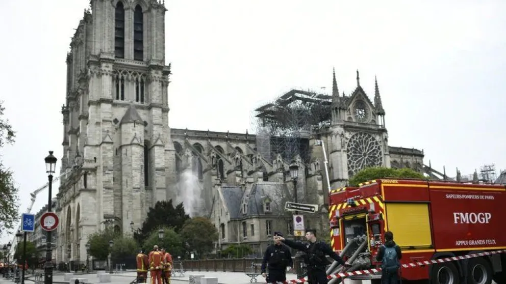 El peligro del fuego fue descartado en Notre Dame: ya pasó lo peor