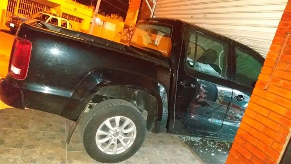 Locura total: incrustó su camioneta en el local de su ex pareja para poder tener una charla con ella