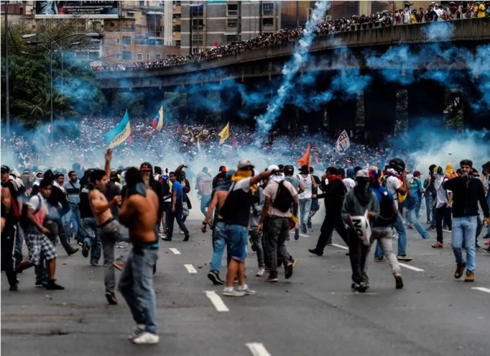 Venezuela sale a la calle a pedir que regrese la democracia: las fuerzas chavistas reprimen con gases y tiros a opositores