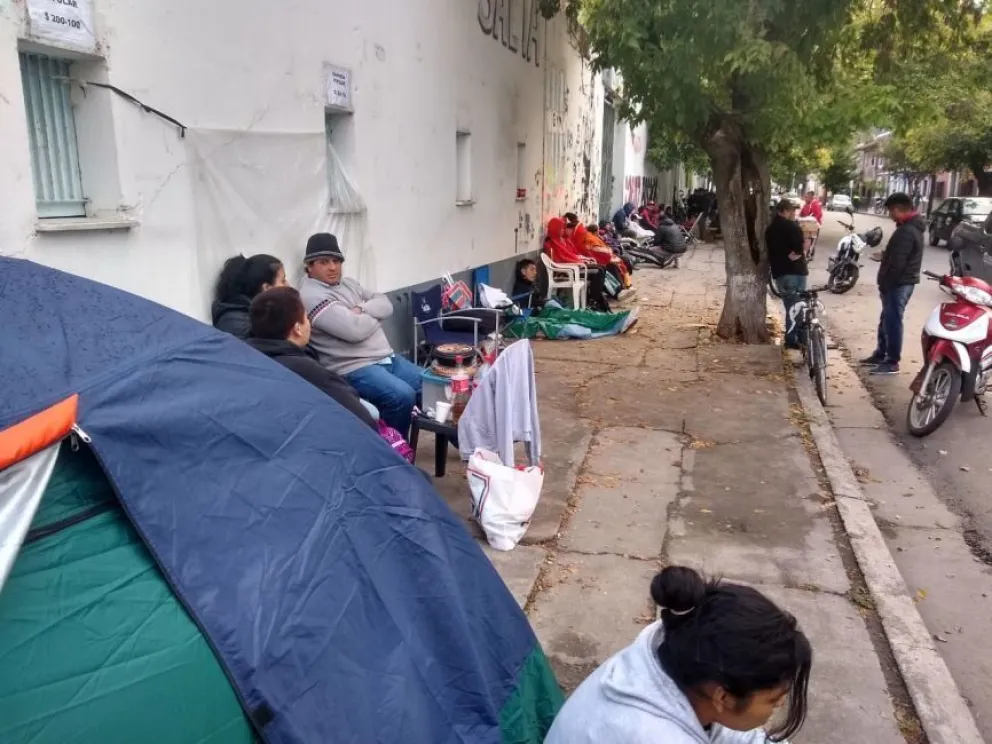 Amor por los colores: los hinchas del millo no duermen por su entrada