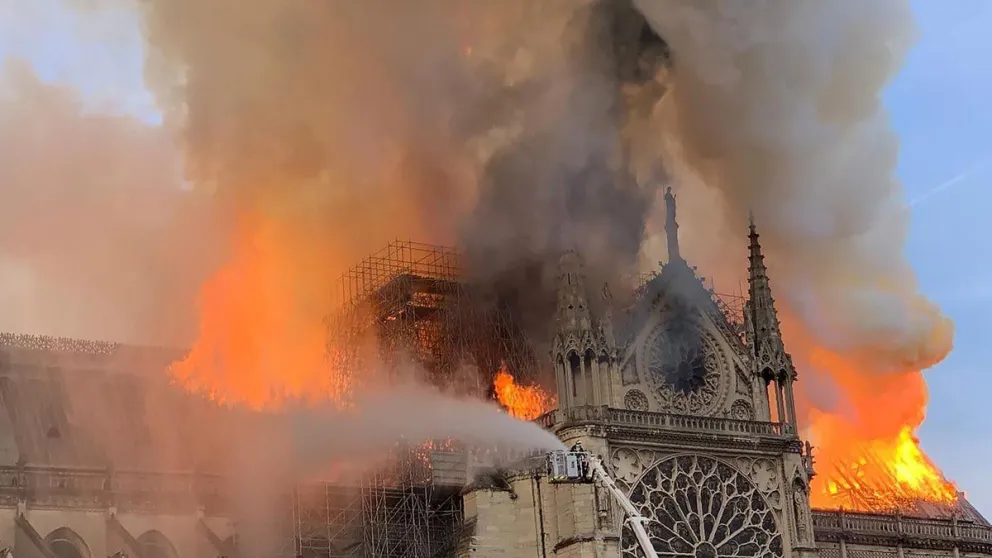 VIDEOS. Impactantes imágenes del incendio de la Catedral de Notre Dame