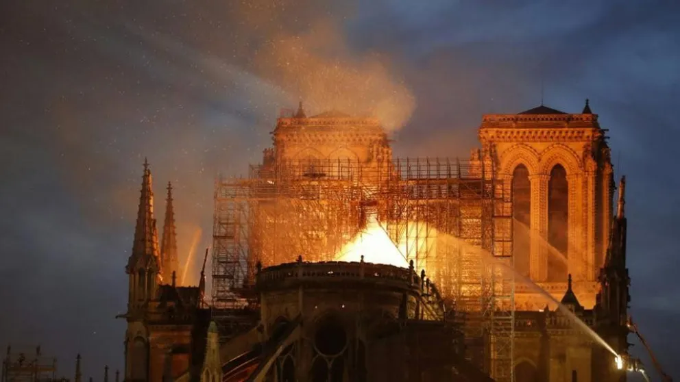 ¡Dale play!: los franceses cantaron el Ave María frente a Notre Dame en llamas