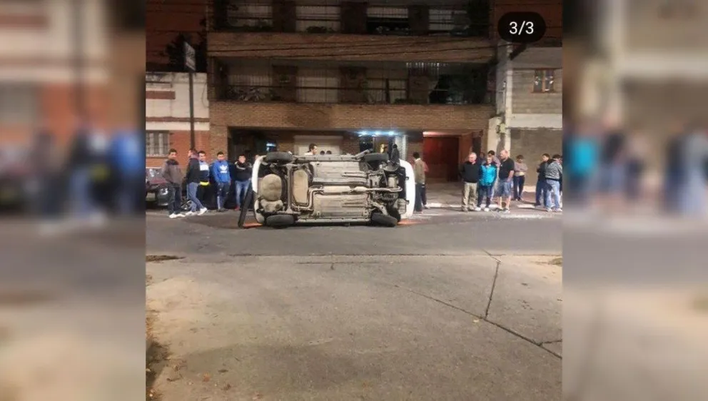 Un auto volcó en plena avenida Bicentenario