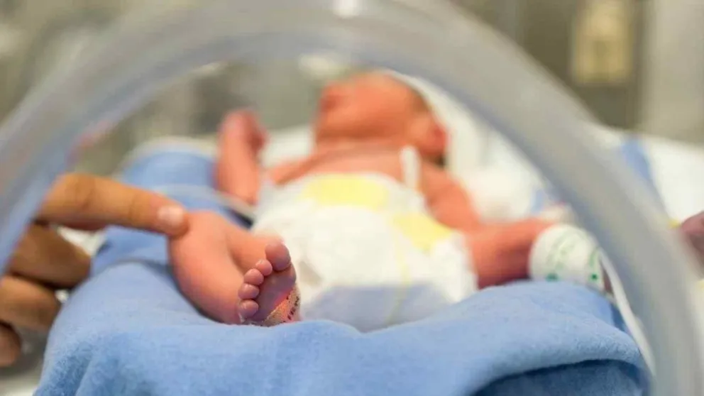 El extraño caso de un bebé que nació sin piel: sus papás no pueden ni abrazarlo