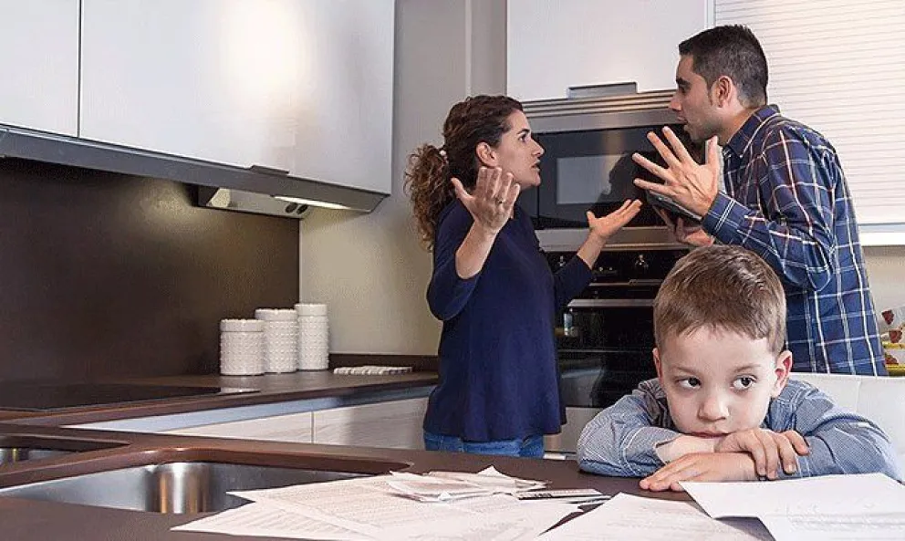 Le reclamaron la cuota alimentaria y quiso abandonar a su hijo