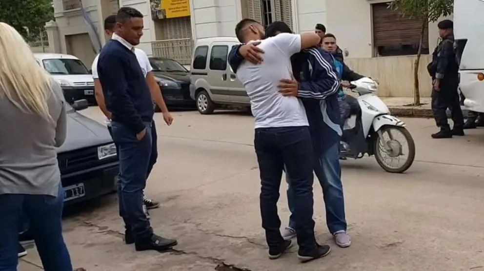 Liberaron a violadores acusados de participar en una violación en manada contra un joven, tras pagar una fianza