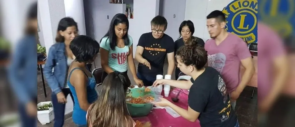 Jóvenes solidarios: le dan de comer a la gente sin recibir nada a cambio