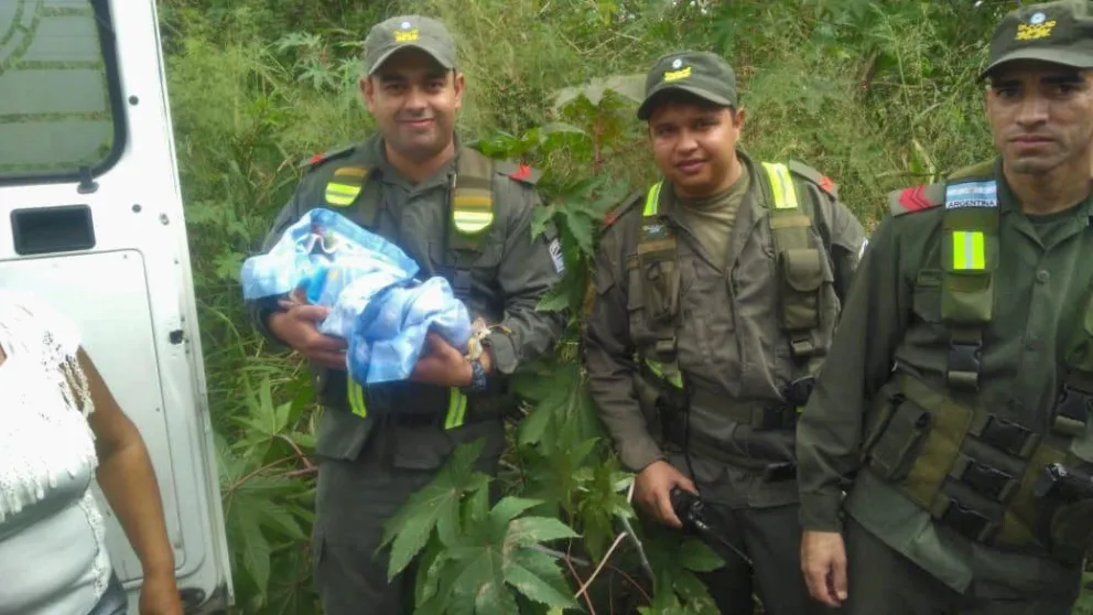Gendarmes héroes: ayudaron a tener a su bebé a una salteña en plena ruta