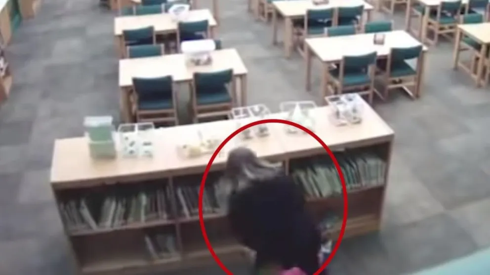 VIDEO. ¡Indignante!: maestra patea a una niña de 5 años, pero quedó al descubierto por una cámara