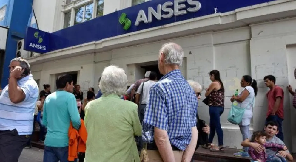 Salteños se quejan por la atención de los empleados en la nueva oficina de ANSES