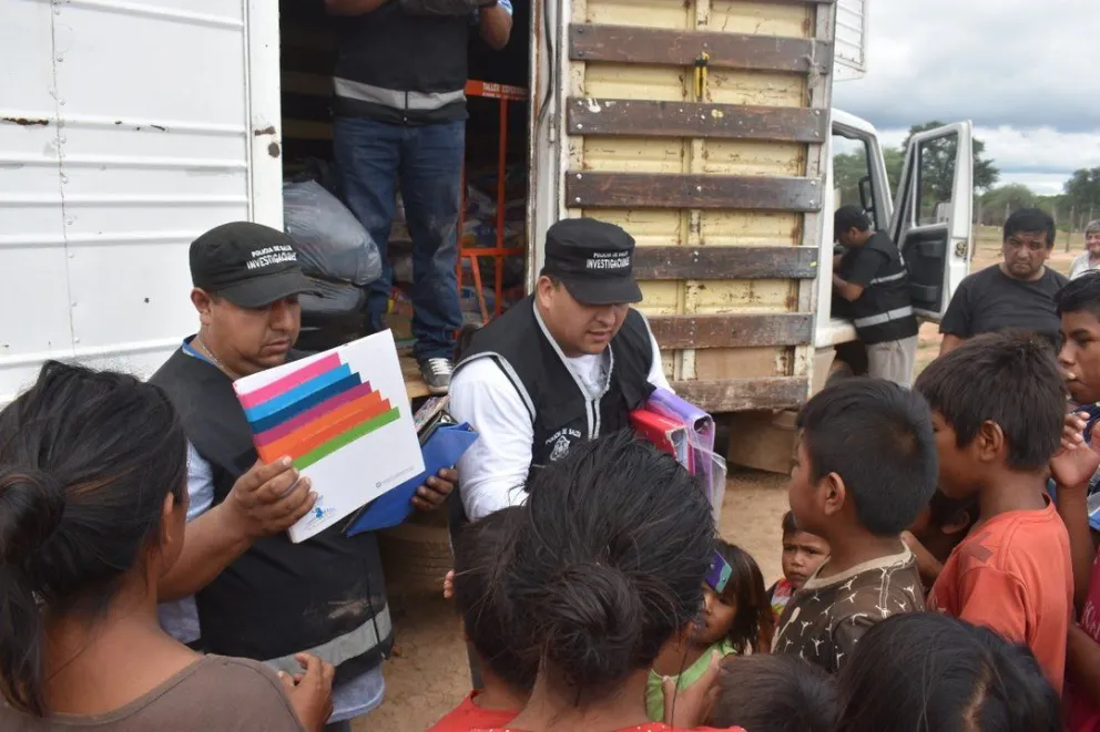 Salteños solidarios: la Policía acercó al Chaco Salteño las donaciones del V° Festival Azul. FOTOS