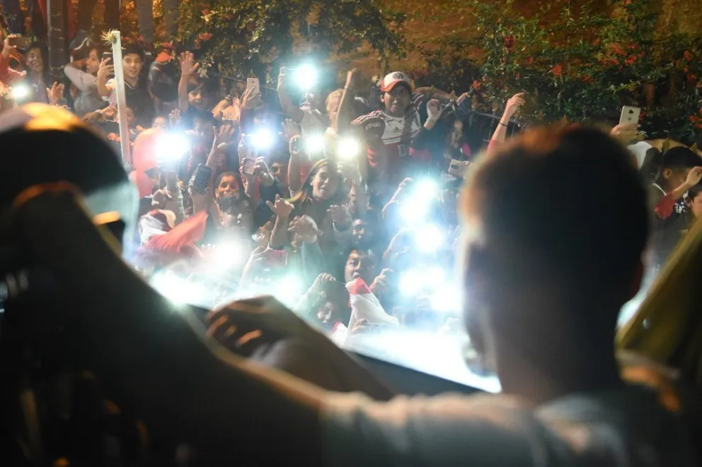 VIDEO. Con hinchas y todo: una valla se vino abajo durante el arribo de River a Salta