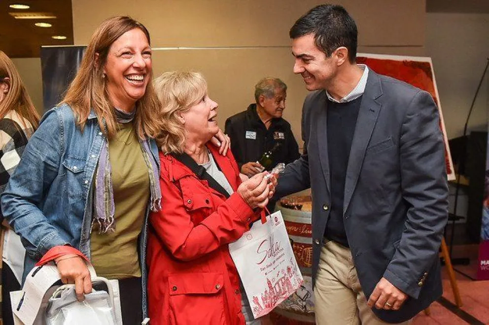 El goberndor Juan Manuel Urtubey recibió, junto a funcionarios, a  los primeros turistas de Semana Santa