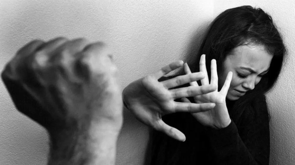 ¡Dale play!: una mujer fue golpeada ferozmente por su pareja en plena calle