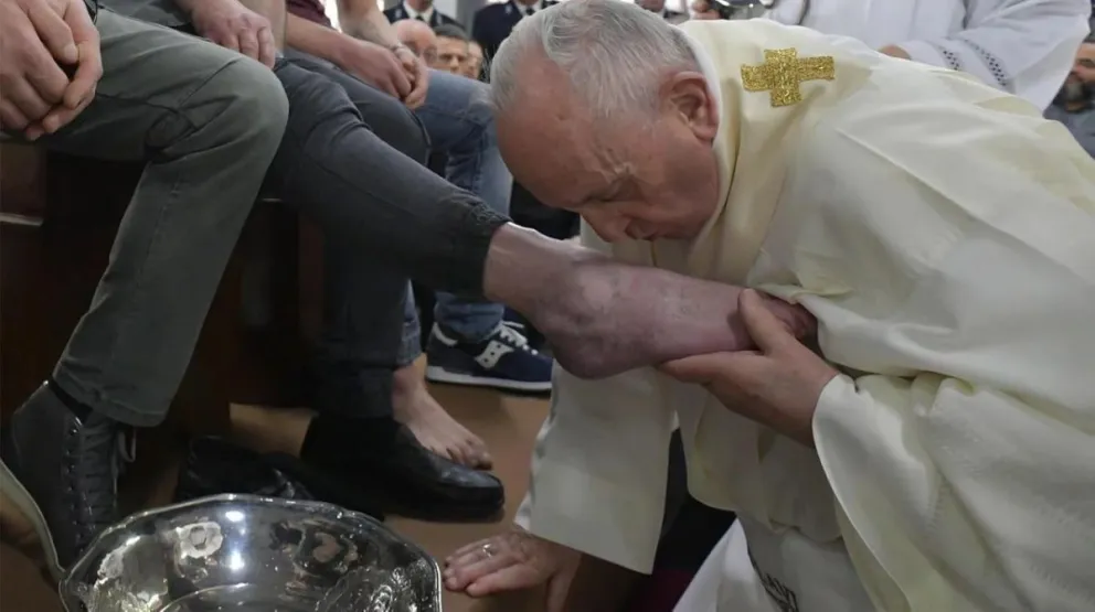 El Papa Francisco lavó y besó los pies de 12 presos en una cárcel de Roma