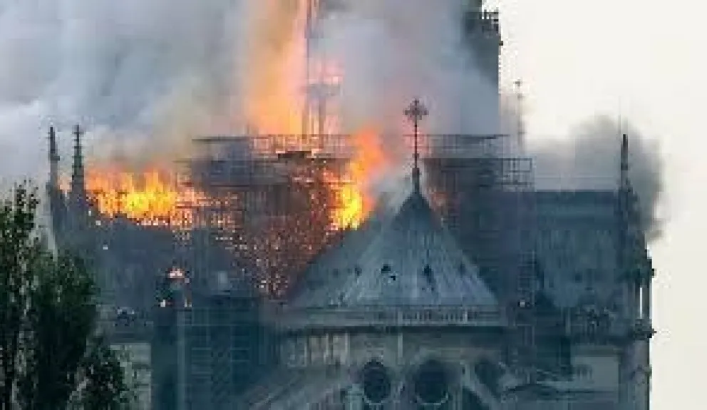 Último momento: se está incendiando la Catedral de Notre Dame
