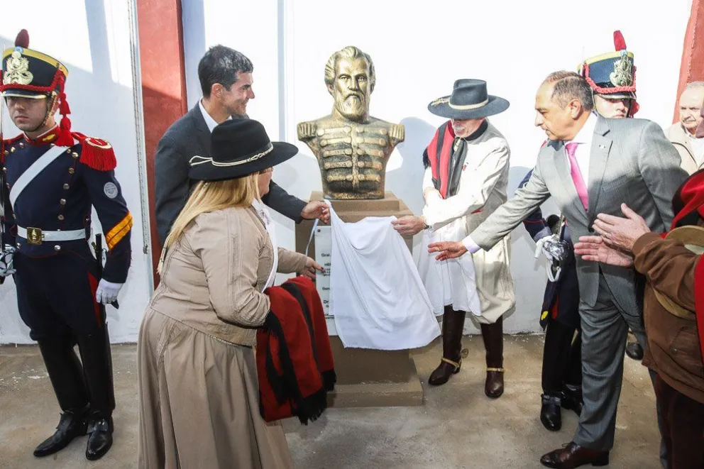 Se donó un busto del general Martín Miguel de Güemes a una localidad bonaerense