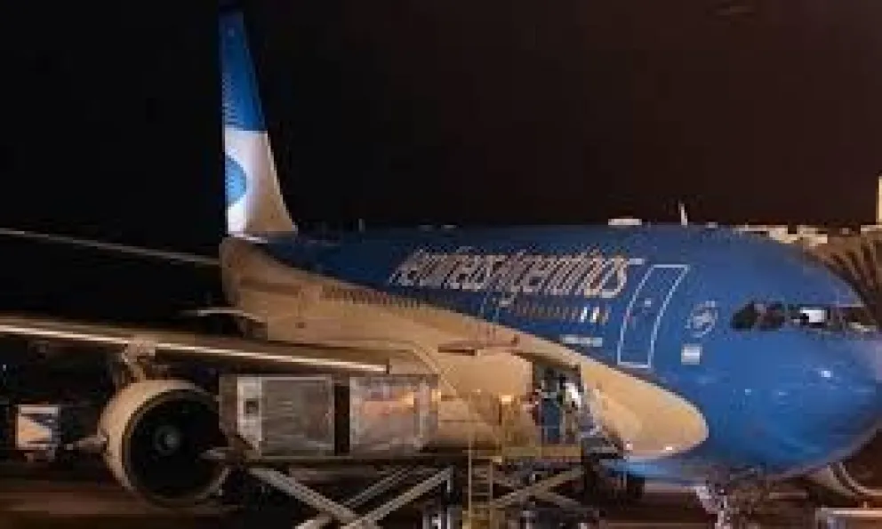 Tremendo susto: le impactó un rayo a un avión de Aerolíneas mientras estaba parado con los pasajeros a bordo