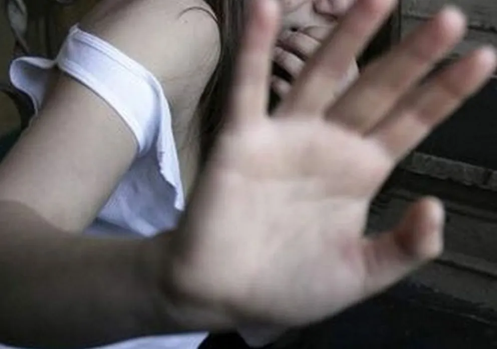 Abusó de una adolescente que fue a limpiar su casa