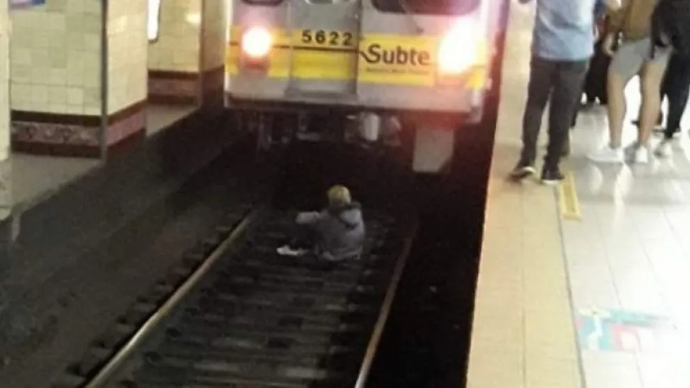 Jubilada se tira a las vías del subte porque no le alcanza para comer