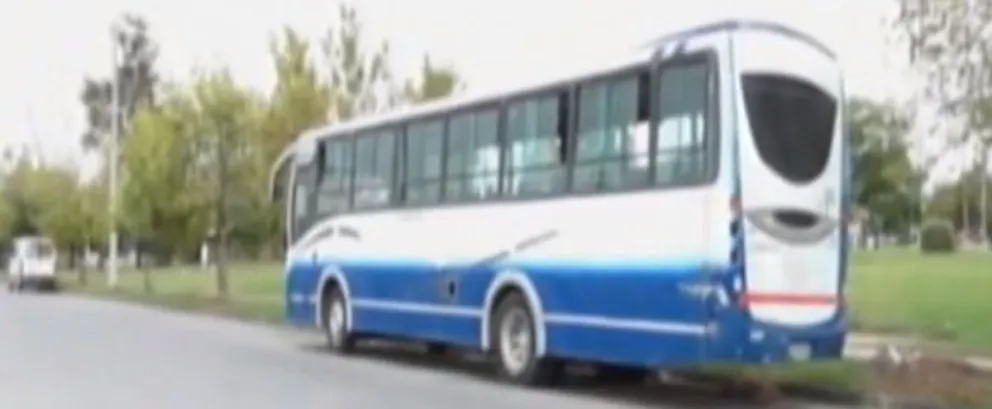 Adolescentes usan un colectivo abandonado para hacer fiestas