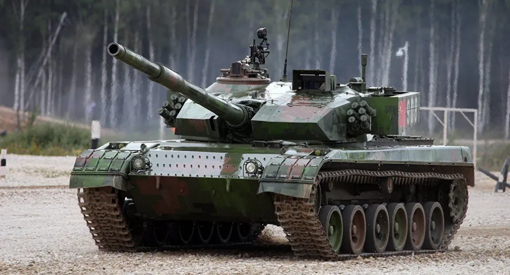 ¡Dale play!: un tanque de Maduro pasa por encima a venezolanos protestando