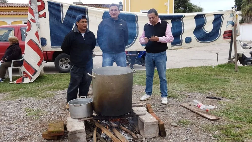 Los trabajadores de Campo Santo se manifiestan: acampe y olla popular