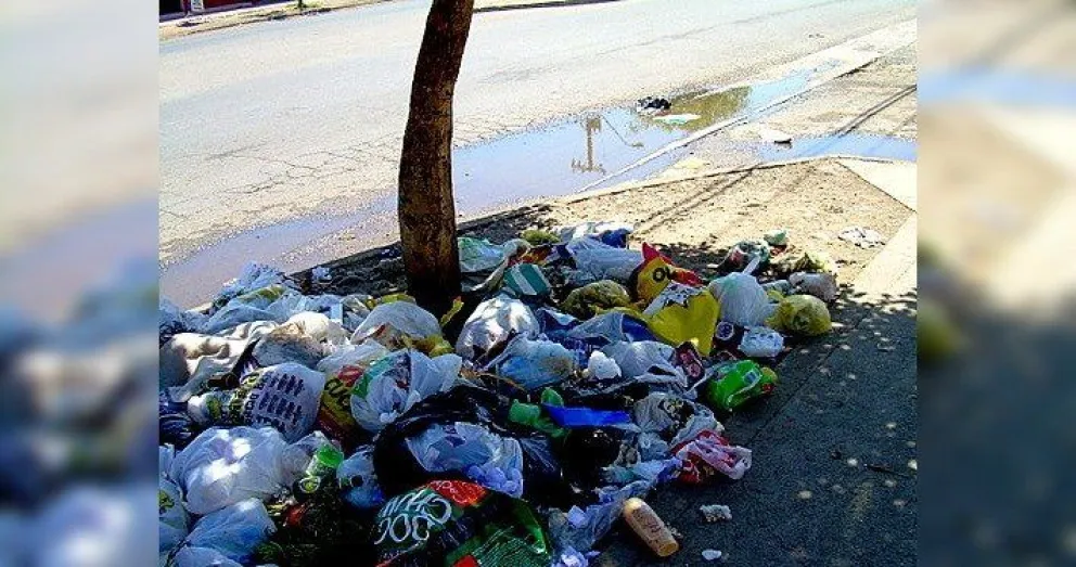 VIDEO. Vergüenza: los comercios dejaron basura por toda la ciudad