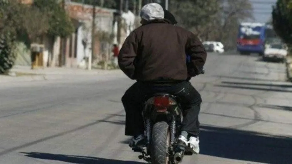 Motochorros quisieron robarle y lo amenazaron con cuchillos