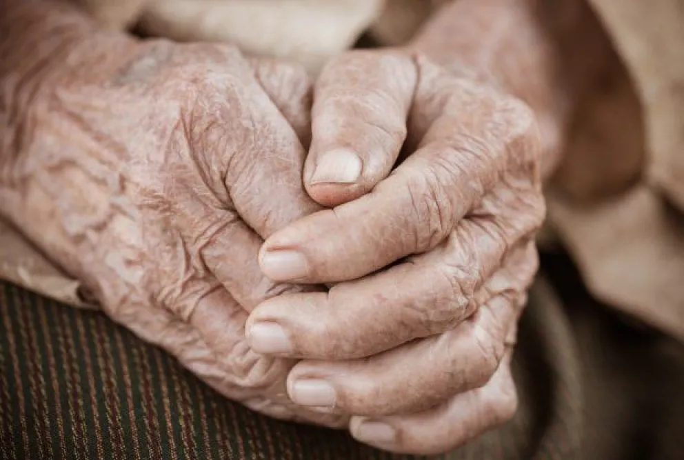 VIDEO. Se encadenó una abuelita salteña a las puertas de ANSES