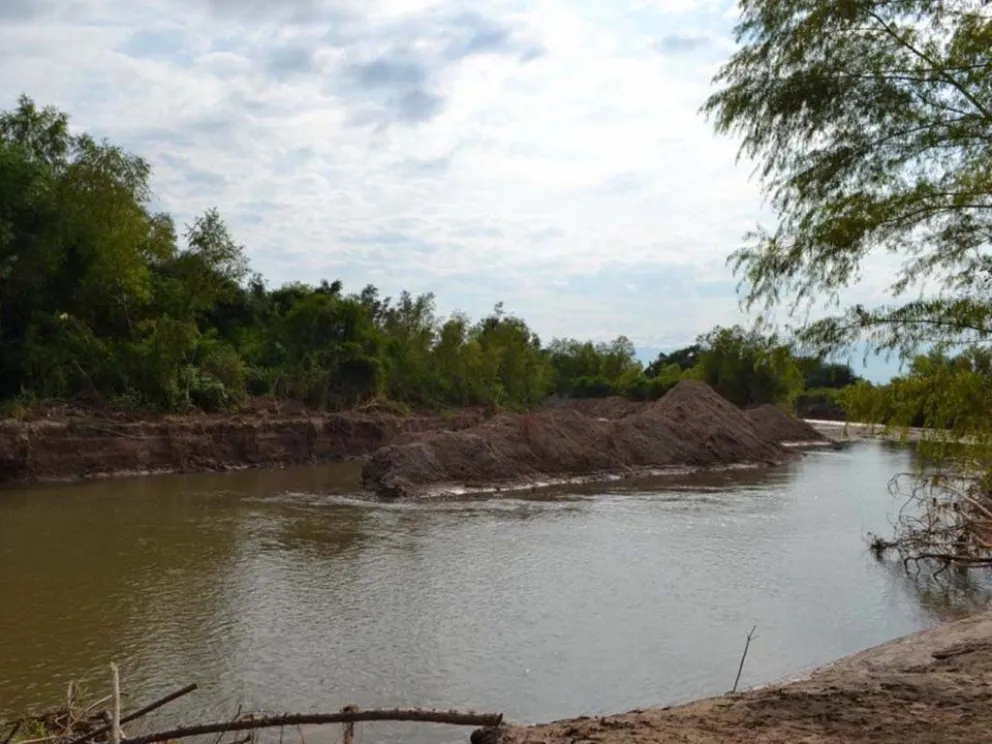 Encuentran el cuerpo de una mujer en un canal de riego