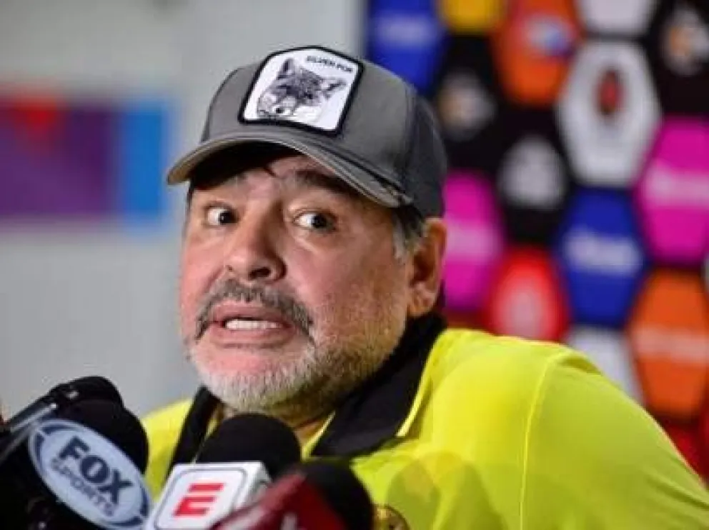 ¿Escándalo?: demoraron a Maradona en el aeropueto de Buenos Aires