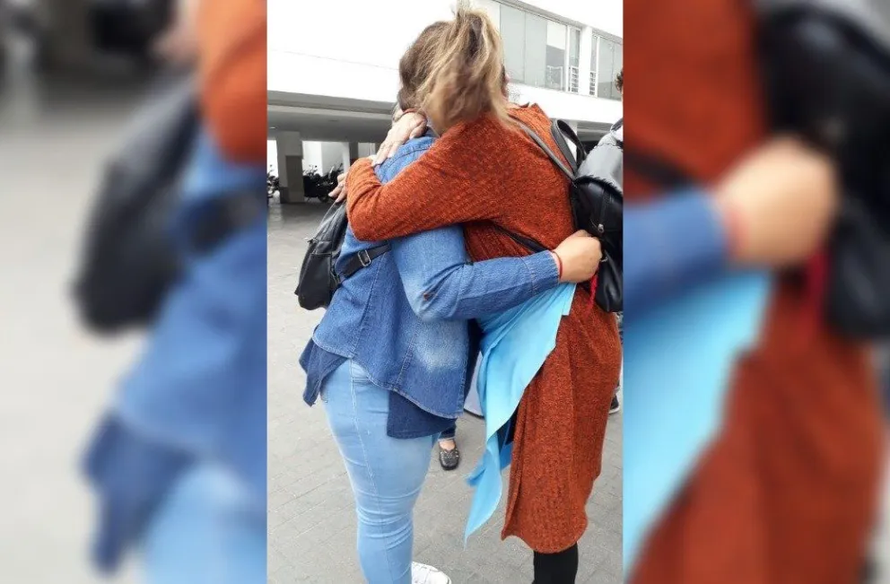 El abrazo entre una militante pro vida y una madre que decide no abortar