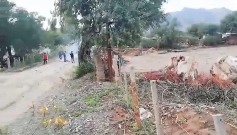 A lo bruto: integrantes de una comunidad originaria quisieron usurpar tierras y atacaron en banda con palos, piedras y boleadoras