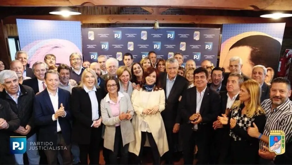 Cristina Kirchner se reunió con el PJ, y pidió armar una "coalición amplia"