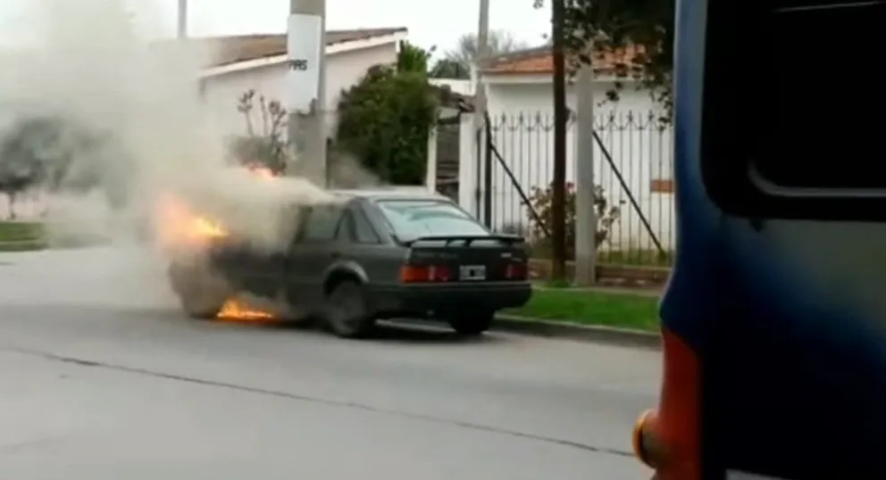 Tensión: un auto se prendió fuego en plena calle
