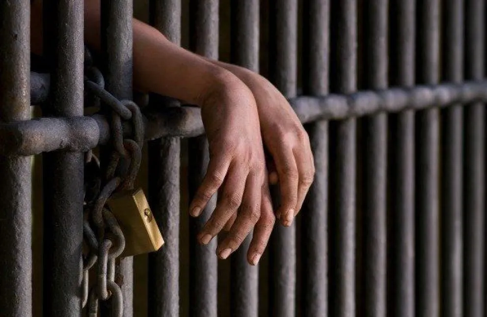 Violó a su hijastra por 24 años: recibió un castigo