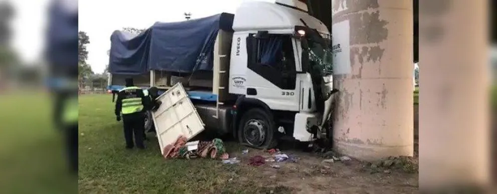 Tremendo: camión se estampó contra un pilar