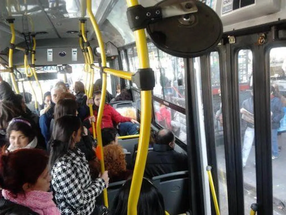 Caos en un bondi: salteña descubrió que le habían robado el celular y pidió se cierren las puertas del colectivo