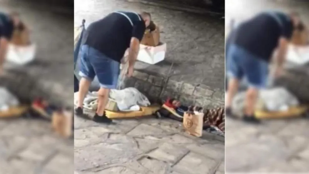 VIDEO. Indignante: dos porteños prenden fuego a un indigente mientras dormía