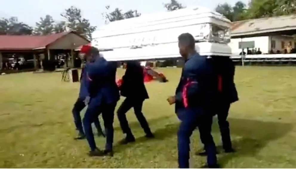 ¡Dale play!: bailaron en un funeral con el cajón del fallecido pero todo salió mal