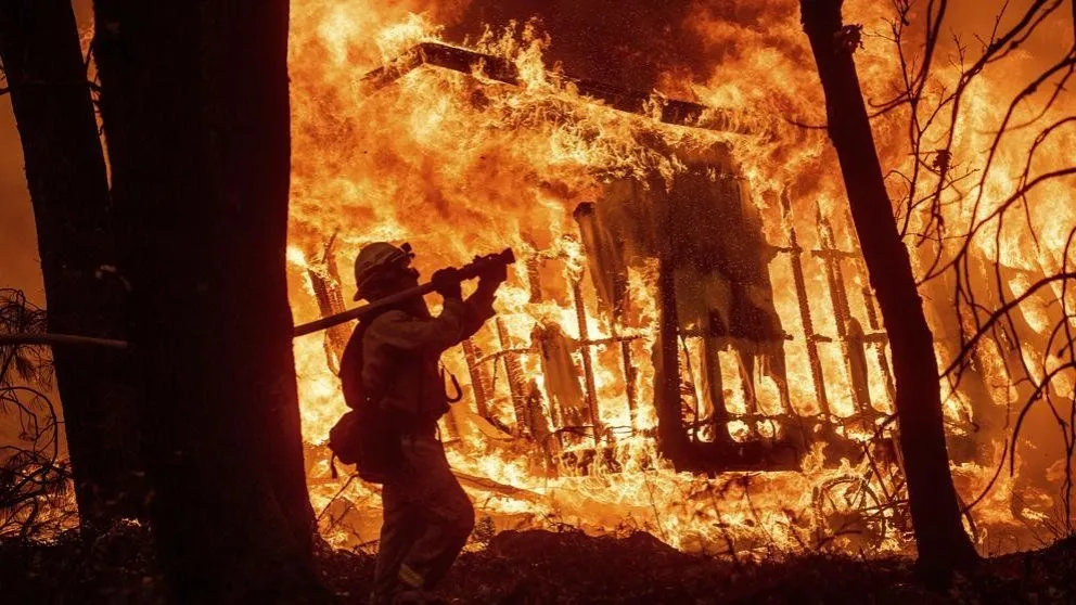 De terror: le cortaron la luz y se le incendió la casa