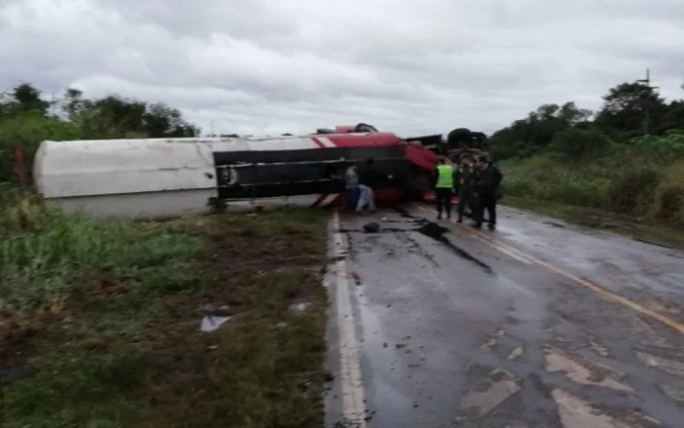 Desastre total: volcó un camión con combustible
