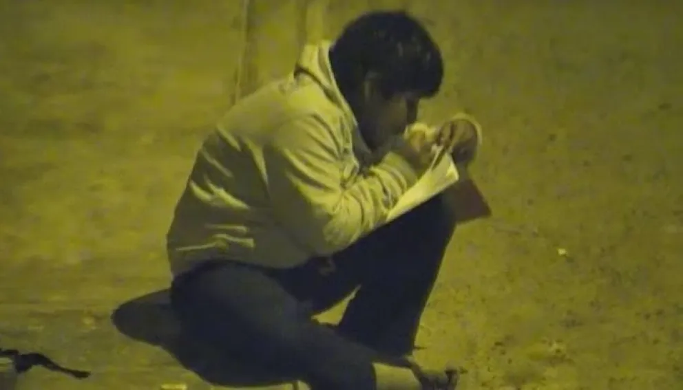 Le sacaron una foto mientras hacía su tarea en la calle, y sucedió algo inesperado